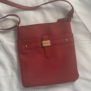 Tommy Hilfiger crossbody bag with four pockets; two inside & two outside.